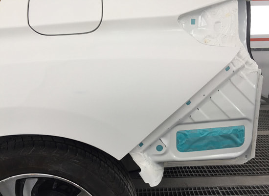 鈑金塗装施工中