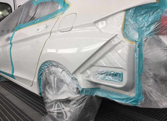 鈑金塗装施工中